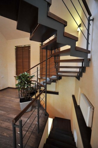 Дизайн интерьера коттеджа в стиле минимализма. Лестница на второй этаж