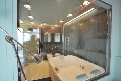 Дизайн интерьера квартиры в стиле хай-тек. Ванная комната