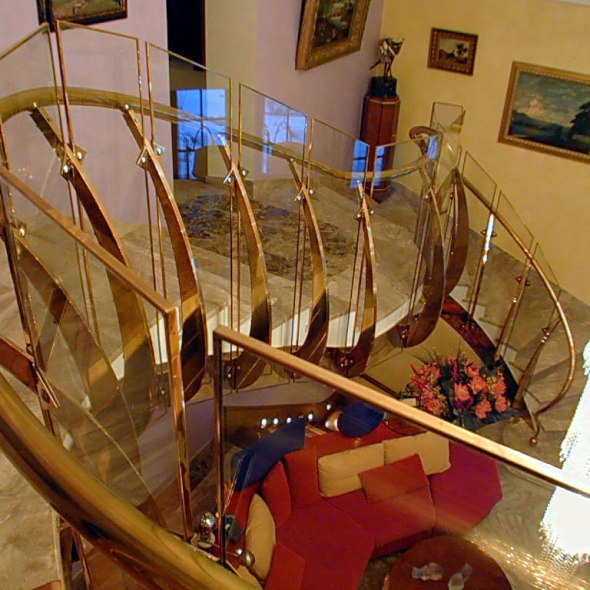 Мраморная лестница. Перила из стекла и латуни