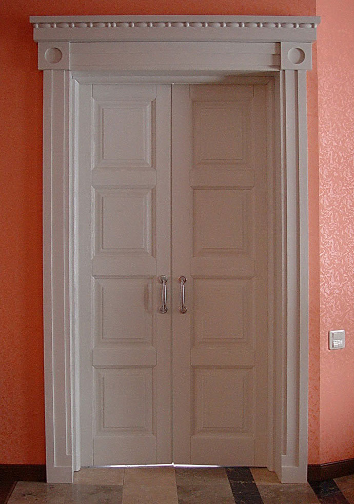 Дверь с классическом стиле